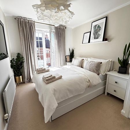Delux Room With Private Parking, Sleeps 2, Perfect For Cotswold Getaway, Easy A419 Access Blunsdon Exteriör bild