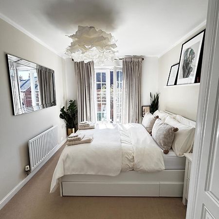 Delux Room With Private Parking, Sleeps 2, Perfect For Cotswold Getaway, Easy A419 Access Blunsdon Exteriör bild