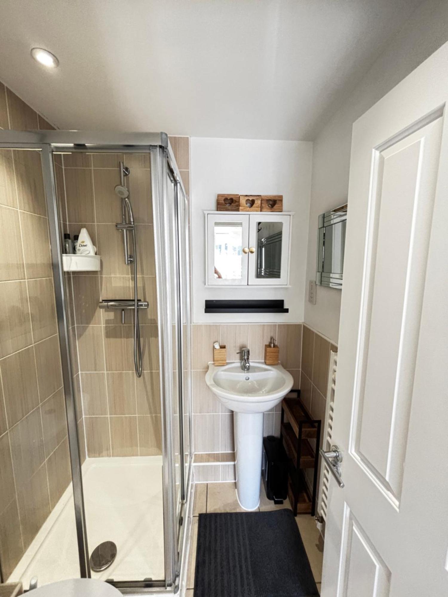 Delux Room With Private Parking, Sleeps 2, Perfect For Cotswold Getaway, Easy A419 Access Blunsdon Exteriör bild